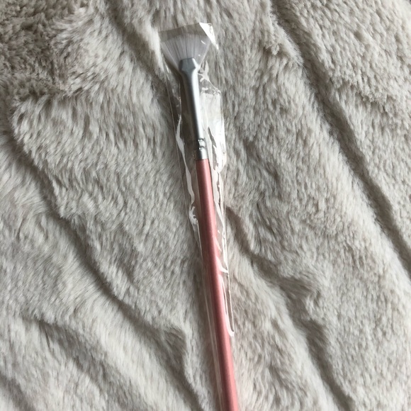 ๐ค๐ Angled Eye Shadow Brush & Fan Brush - Picture 3 of 4